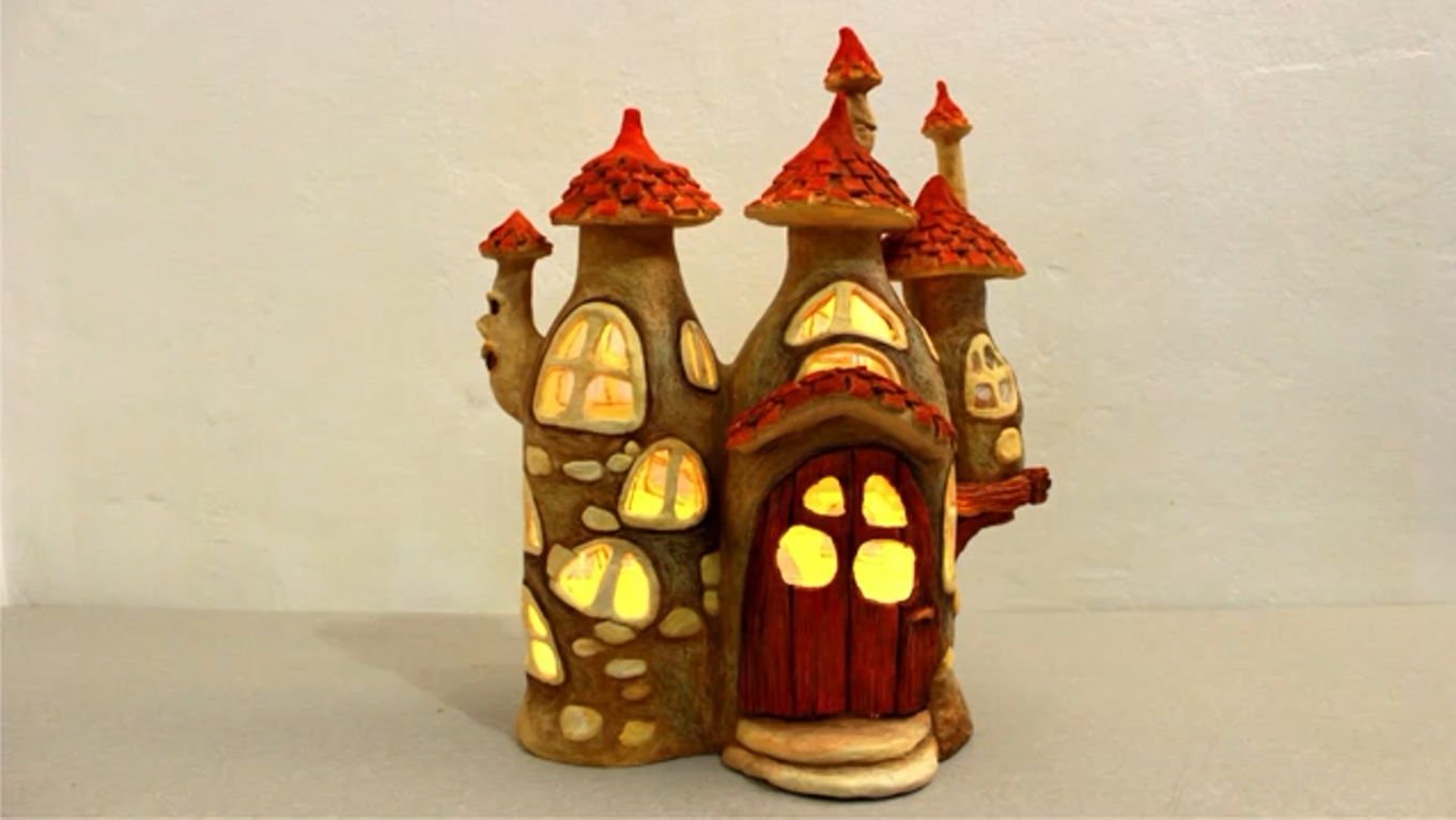 замок из пластиковых бутылок. домик из бутылки. декоративный замок для сада. домик из хлама. замок из бутылок.