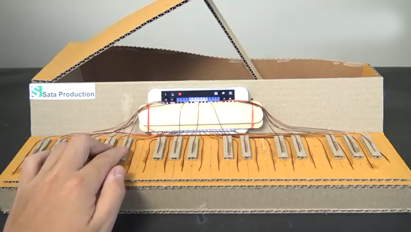 پیانو- مقوایی-ساخت پیانو-گوشی همراه هوشمند-اپلیکیشن-ساز-موسیقی-ساز ارزان‌قیمت